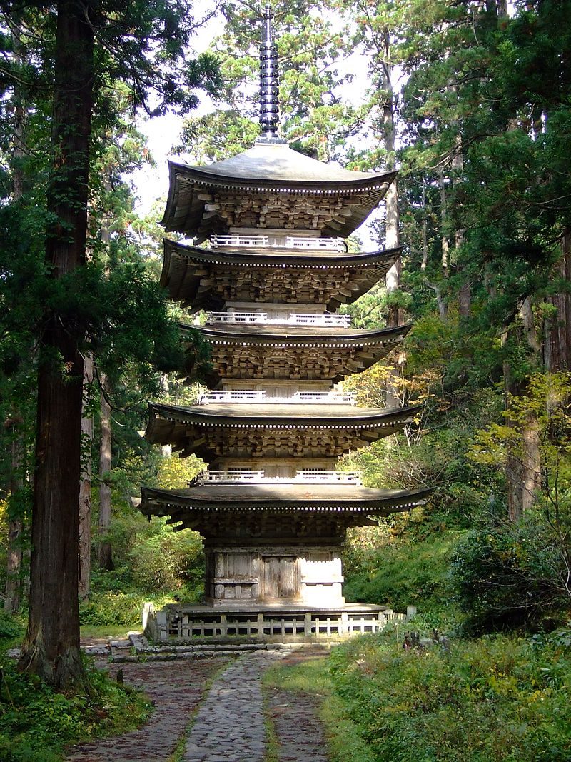 La pagoda de cinco pisos cerca de la parte central del Monte Haguro. Wikimedia Commons